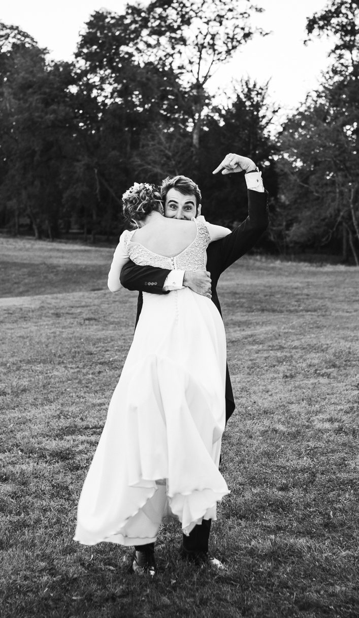 Photographie d'un couple de jeune mariés en noir et blanc, photos de mariage, en France