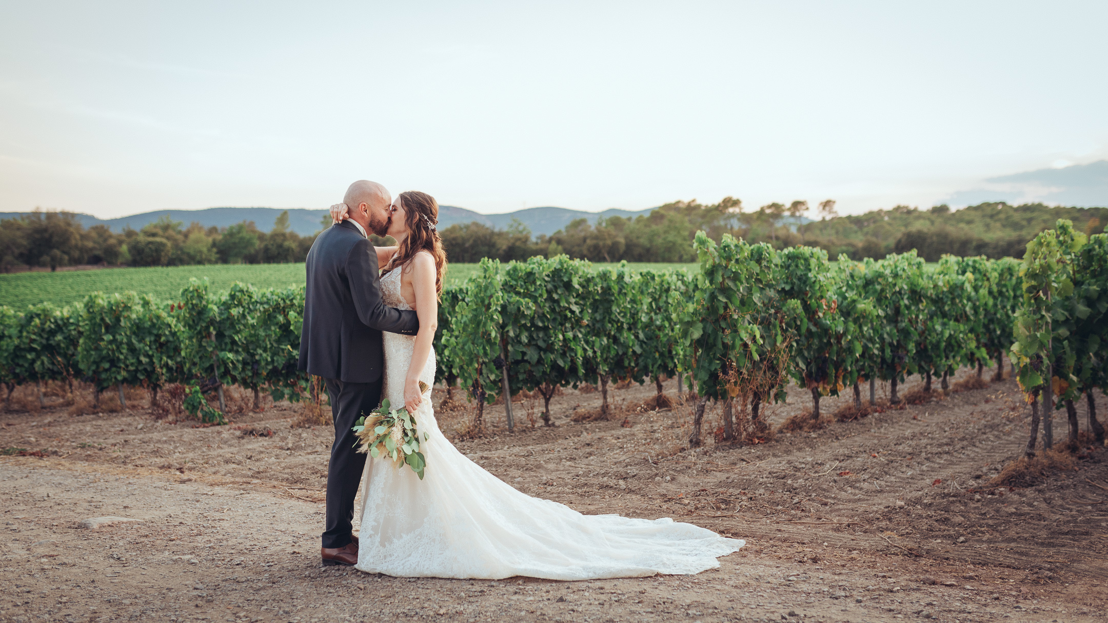 Photo de mariés dans les vignes en Provence, photographe de mariage, le meilleurs en France, union, couple, gay, lesbien